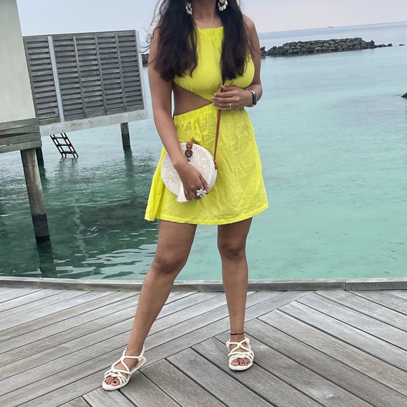 Backless beach dress.. can be worn as is or as a coverup - Picture 5 of 5